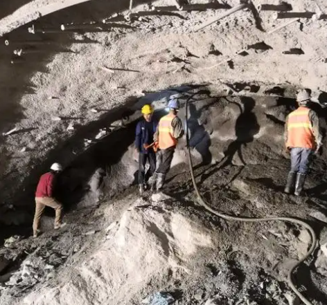 雨花隧道拱顶带模注浆料，微膨胀注浆料的特点及施工工艺